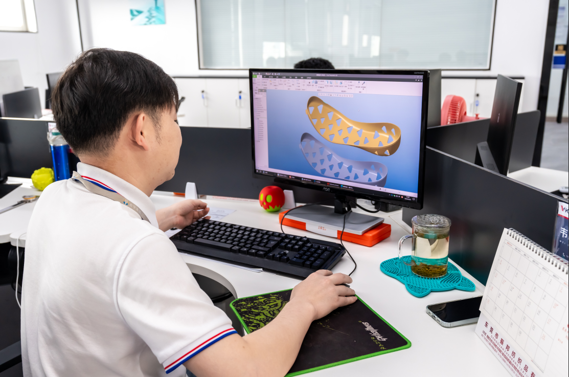 Chinese Academy of Sciences successfully conducted a pilot test of dandelion rubber, which is expected to replace natural rubber in pet toys