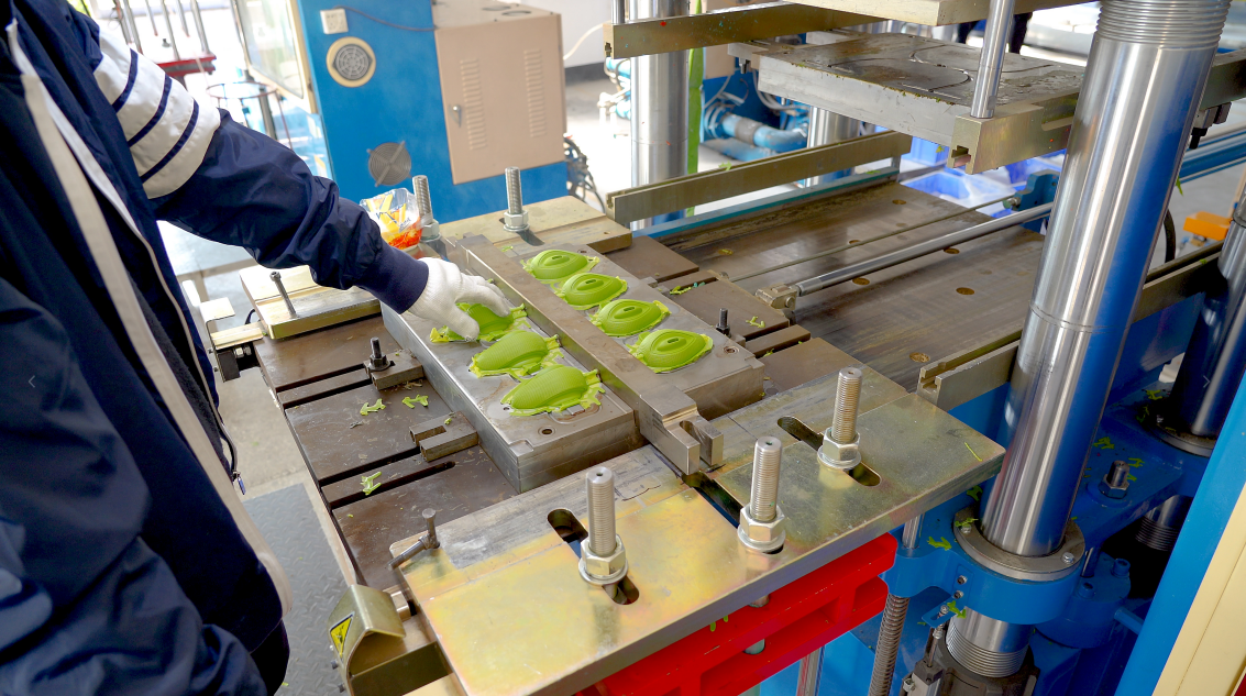 Frequent patent disputes over rubber pet toys require enterprises to strengthen intellectual property protection