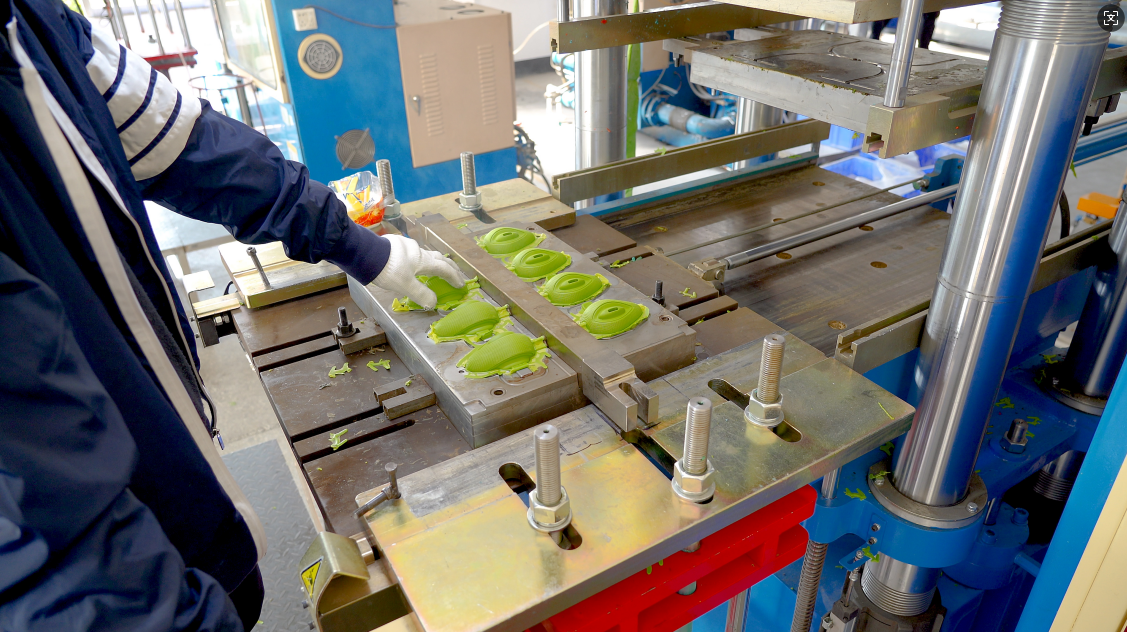 Accelerating the recycling of waste rubber to support the low-carbon development of the pet toy industry